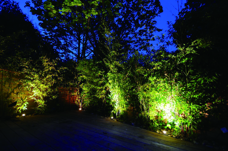 La iluminación de jardines o terrazas como elemento decorativo para las noches de verano