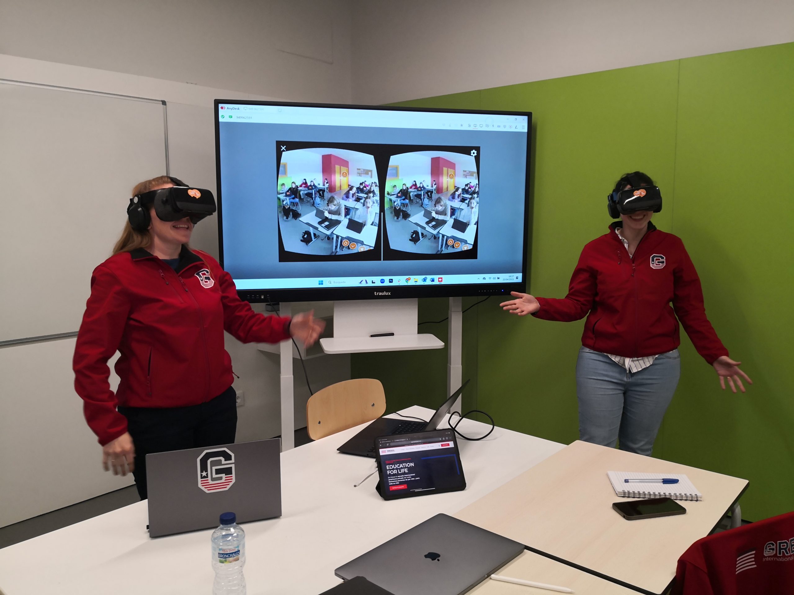Un colegio de Barcelona forma en oratoria a sus profesores con IA y realidad virtual