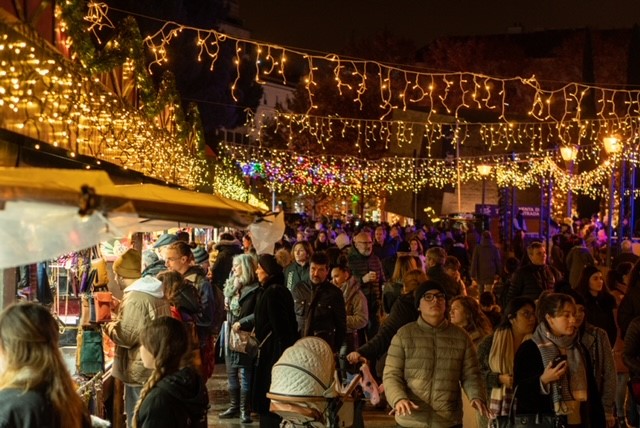La Navidad brilla en Madrid con dos mágicos mercadillos navideños: Paseo Colón y Casa Árabe celebran la temporada festiva