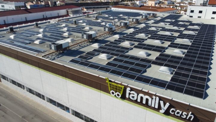Family Cash invertirá casi 5 millones de euros en la instalación de más de 16.000 paneles solares en todos sus hipermercados