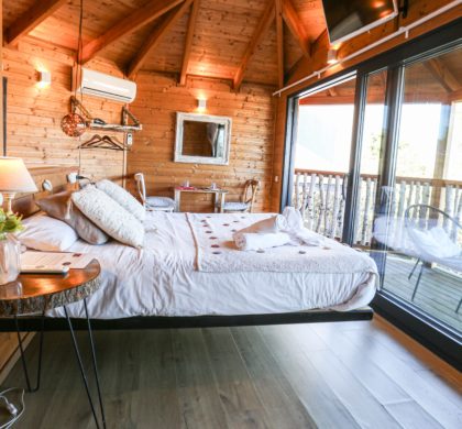 Dormir en burbujas, barricas de vino o cabañas en el bosque: las escapadas experienciales ganan terreno entre quienes buscan desconectar