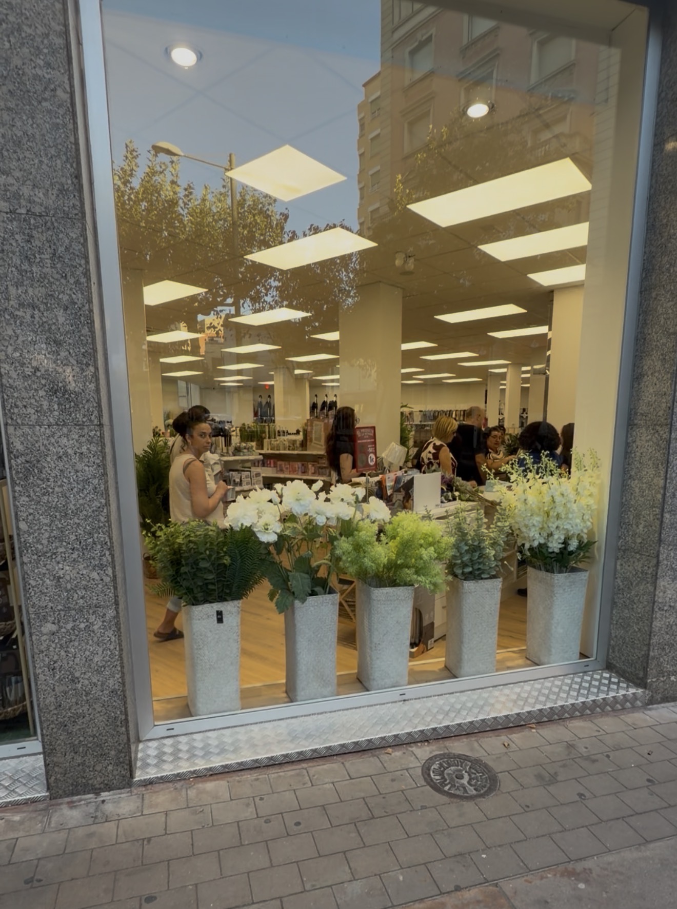 Fiel Hogar reabre su tienda del Pati de Tàrrega tras casi tres meses cerrada por un incendio
