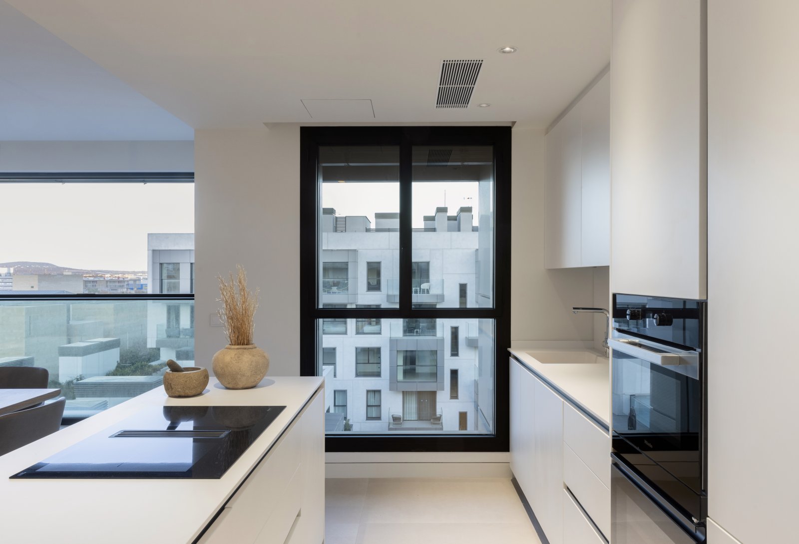 XOJAY y LOXONE automatizan 140 viviendas de lujo en Mallorca con un sistema que integra climatización, iluminación y protección solar