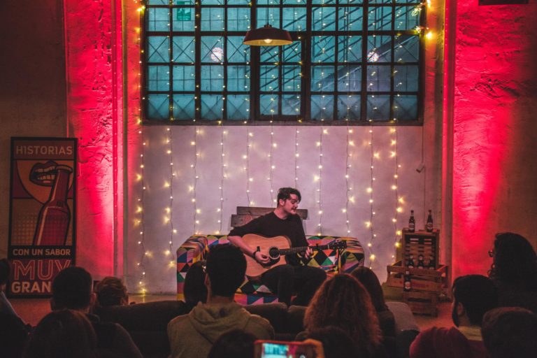 BASIK SESSIONS: Tres artistas, un sofá y música en estado puro