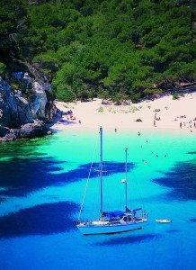 Menorca-Cala y barco-0701276A