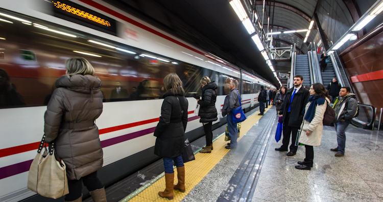 Los españoles pasan hasta 77 minutos al día en el transporte público