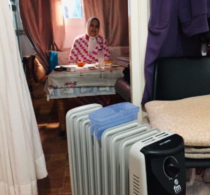 Tuandco regala dos radiadores a una persona vulnerable dentro de la campaña ‘No más frío’