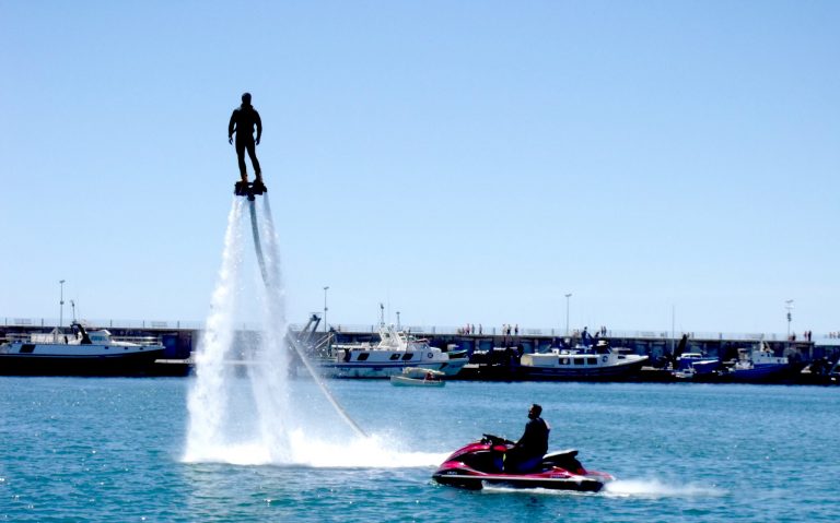 El flyboard, la experiencia más vendida este verano