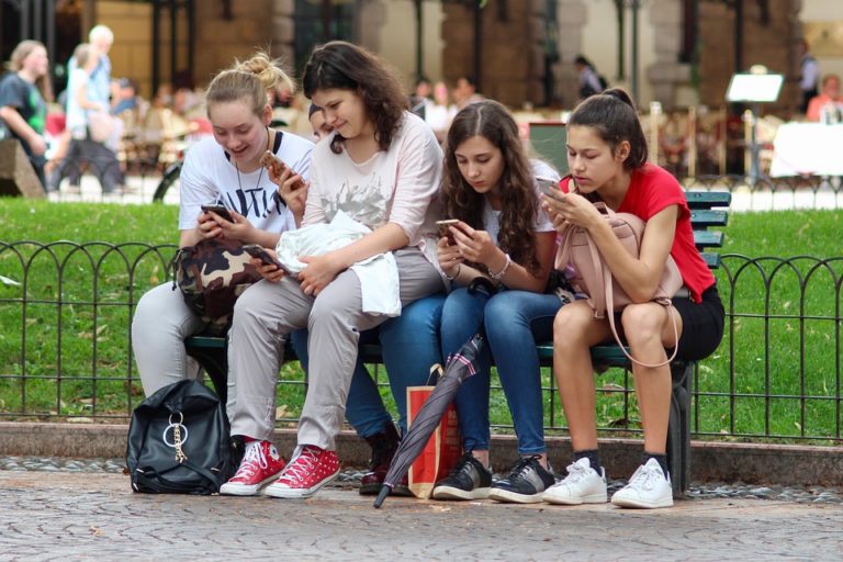 Móvil en clase: ¿Prohibir o motivar su uso?