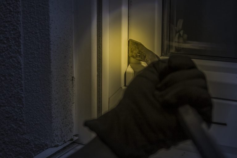 Cómo evitar que los ladrones hagan su ‘agosto’ este verano en tu casa